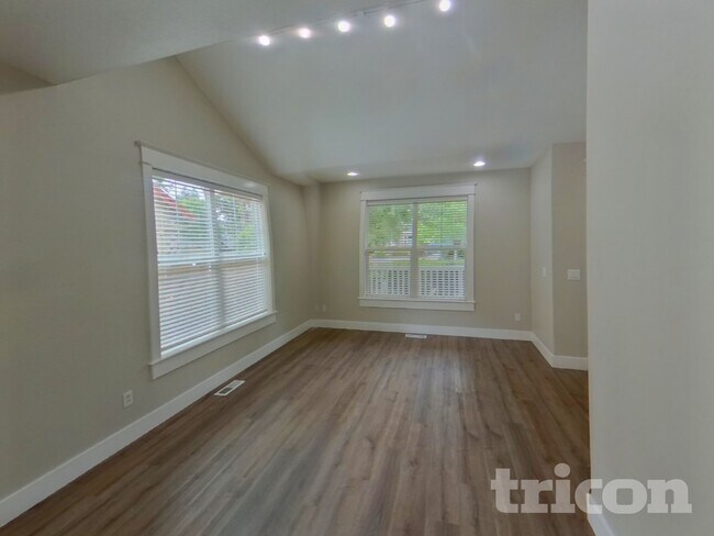 Building Photo - 15135 SW Tanner Ln