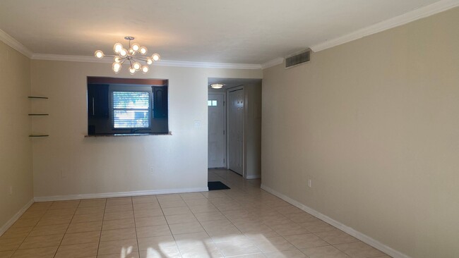 Building Photo - Updated 1-Bedroom Condo in a Gated Communi...