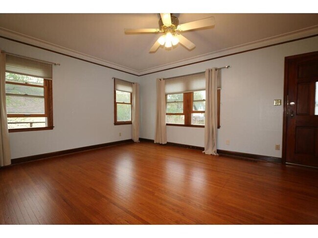 Building Photo - Near Hamline University, 6 Bdrm/3 Bath