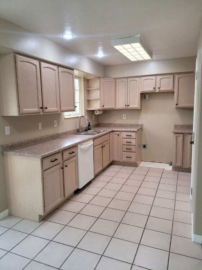 Foto del edificio - "Spacious 5-Bedroom home with 3.5 Baths and fenced yard!"