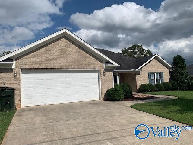 Building Photo - 211 Forrest Oak Ln