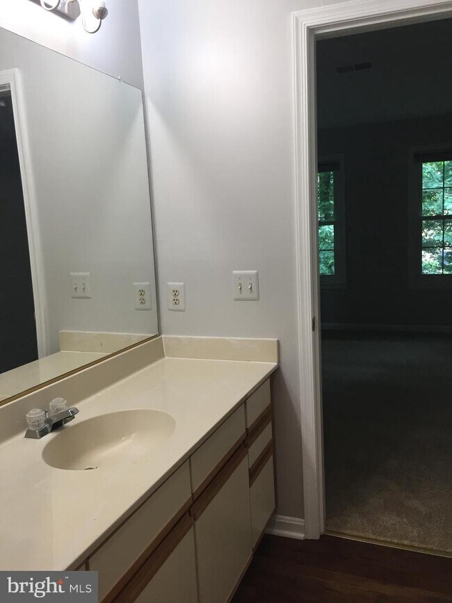 Building Photo - 2217 Lovedale Ln