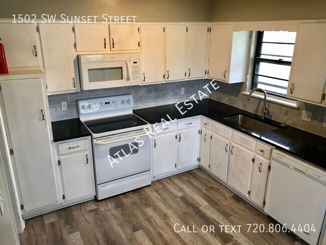Foto del edificio - $200 off first month! Adorable, spacious 3...