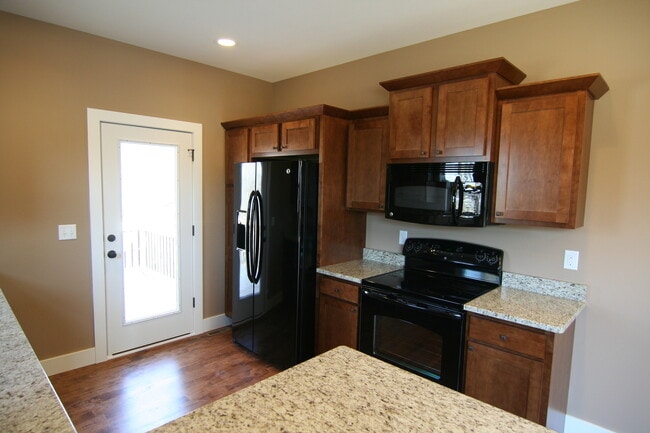 Building Photo - 4 Bedroom, 3 bath close to University and ...