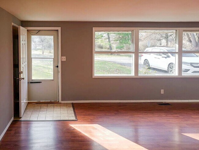 Foto del edificio - For Rent: 3 Bedroom Home with a Sunroom and Garage! Nice yard!