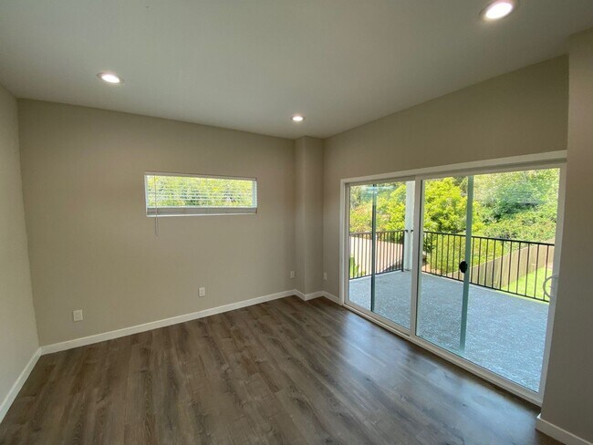 Foto del edificio - NEW (2023) 4BD/2BA!! Back gate exits right...