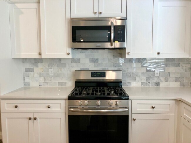 Foto del edificio - COMING SOON! $2,600 Shaw & Leonard, 4 Bedr...