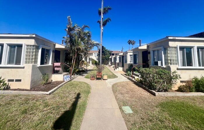 Primary Photo - Charming Upstairs 2BR/1BA Apartment in Nor...