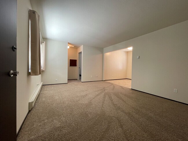 Building Photo - Updated Large 1 bedroom 1 bath Sunny & Bri...