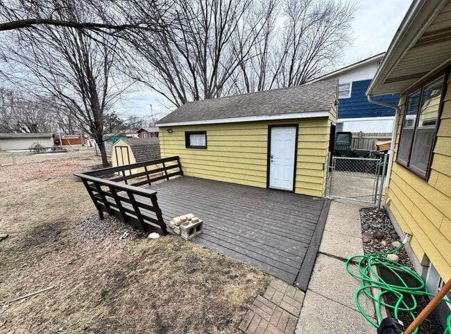 Building Photo - 908 3rd St S