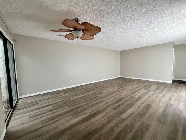 Foto del edificio - 6576 Sweetbriar Ln