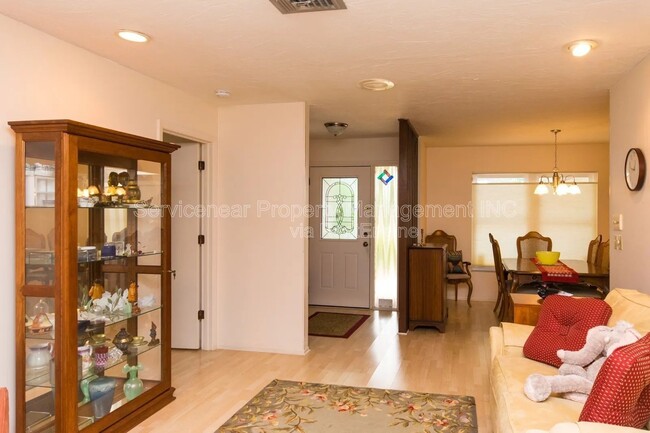 Foto del edificio - 423 Whispering Oaks Ct