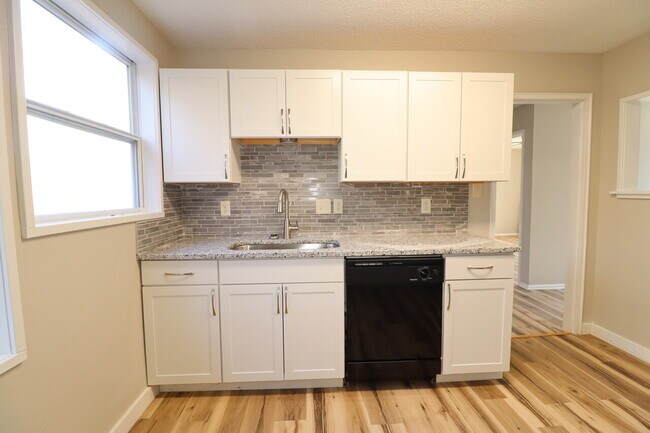 Building Photo - Iris Street