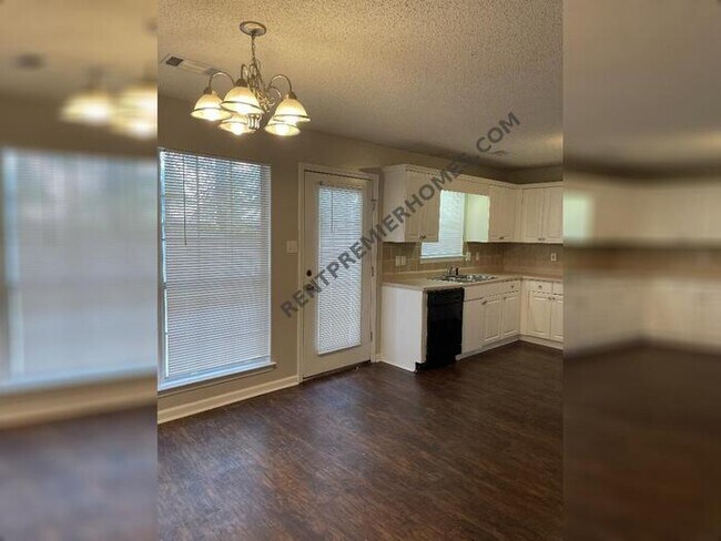 Foto del edificio - 2814 Henson Pl