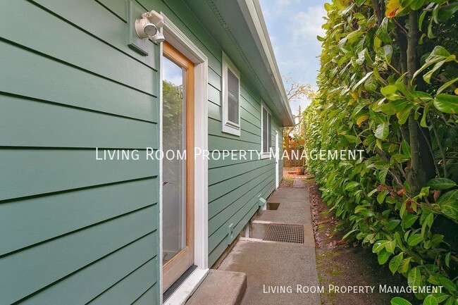 Building Photo - All Utilities Included In This Spacious St...