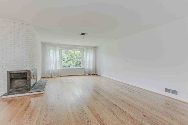 Foto del edificio - 3215 Brooklawn Ter