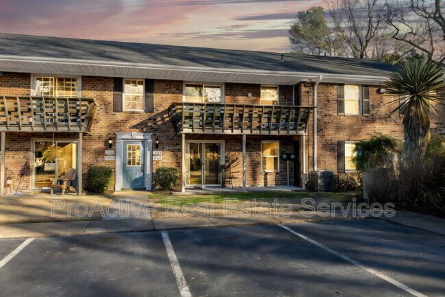 Building Photo - 1006 Barclay Square