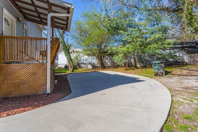 Building Photo - Charming 2 Bedroom home within walking dis...