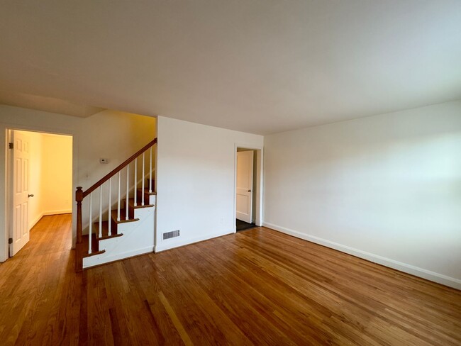 Foto del edificio - Charming 3 Bedroom/1.5 Bathroom in Yale Heights, MD!