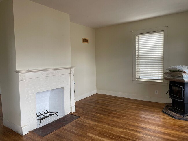 Building Photo - 2 Bedroom downtown Lebanon