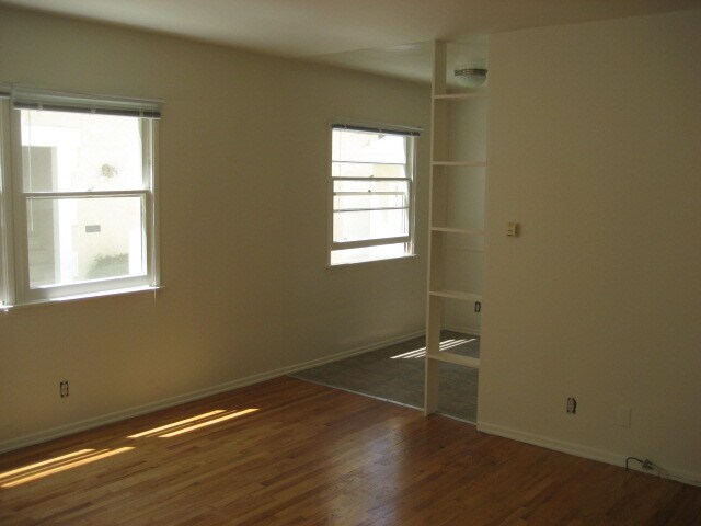 Building Photo - 315 N La Peer Dr