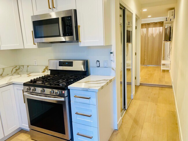 Foto del edificio - 7034 Yarmouth Ave