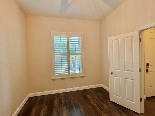Building Photo - CLEAN AND SPACIOUS ONE STORY, 3 BED, 2 BAT...