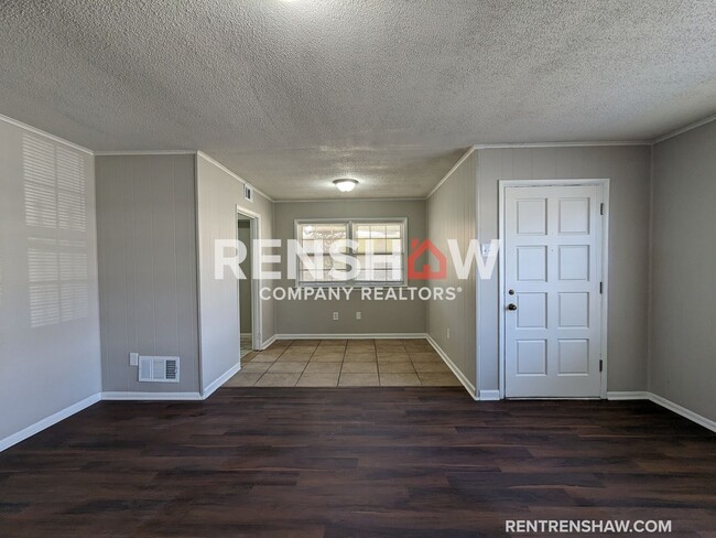 Building Photo - Corner Property - 3 Bed / 1.5 Bath - Perfe...