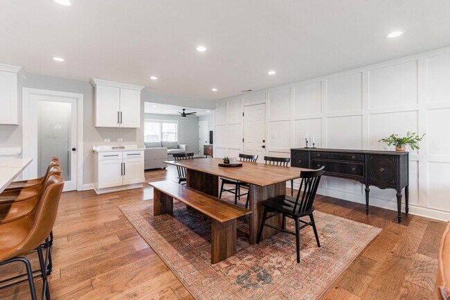Building Photo - 15050 Holiday Ct