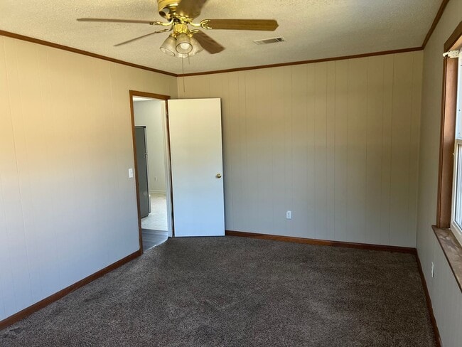 Building Photo - 3 bedrooms - 2 bath Home