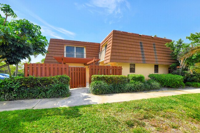 Foto del edificio - 2555 Albatross Rd N