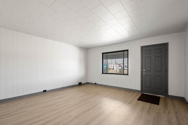 Foto del edificio - Bright 2 Bedroom home in McKees Rocks Avai...