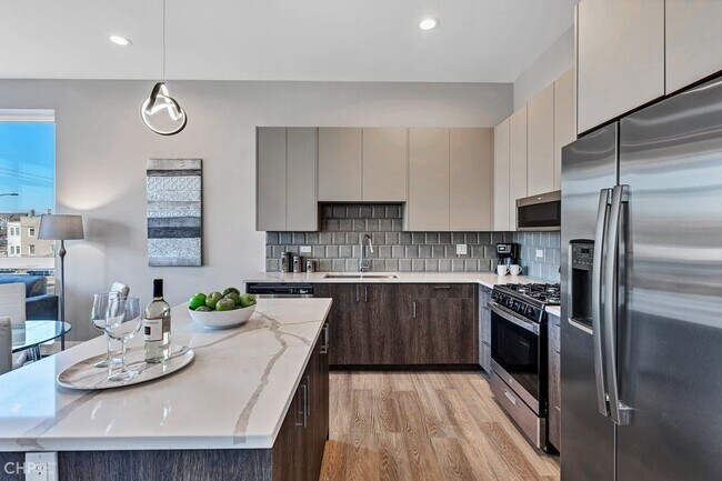 Foto del edificio - 2443 N Western Ave