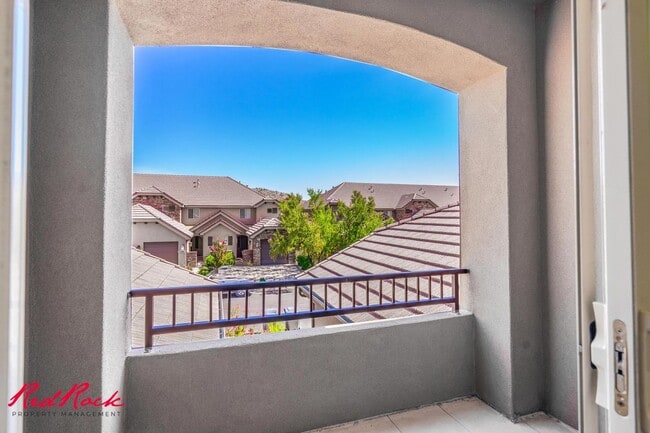 Building Photo - Pet Friendly 4 Bedroom Home! Internet incl...