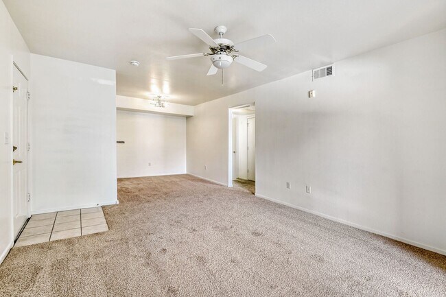 Building Photo - 1 Bedroom 2nd Floor Unit With Balcony!