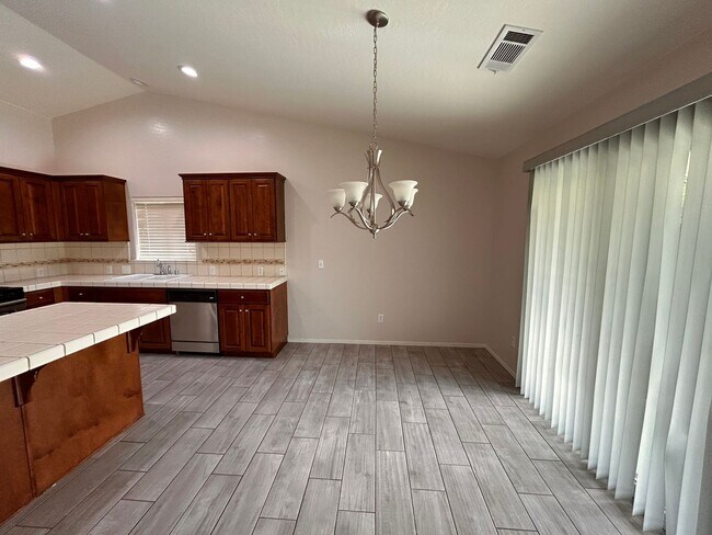 Building Photo - Beautiful home for rent in Visalia!
