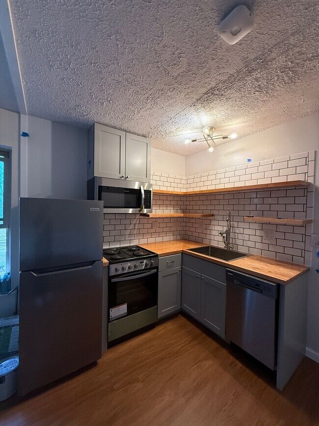 Foto del edificio - 16200 Round Mountain Rd