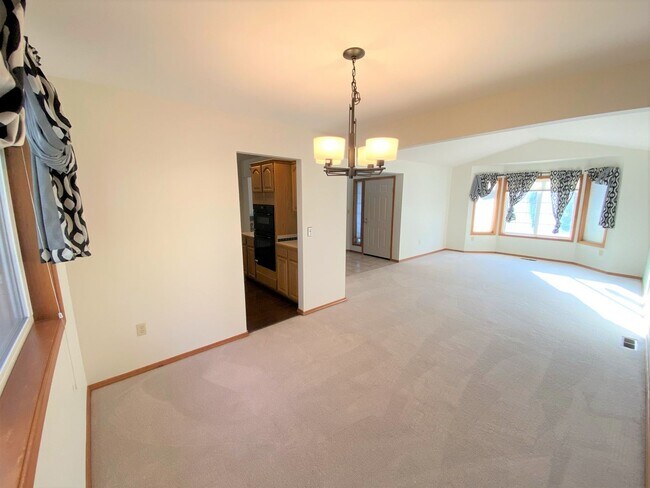 Building Photo - 124 Piper Ct