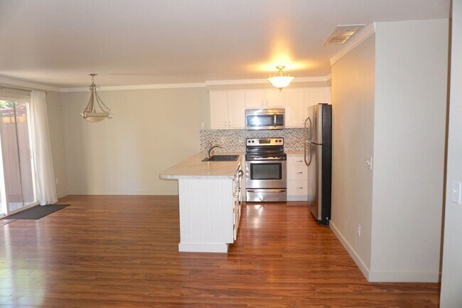 Building Photo - Beautiful 3-Bedroom Townhome in Southeast ...