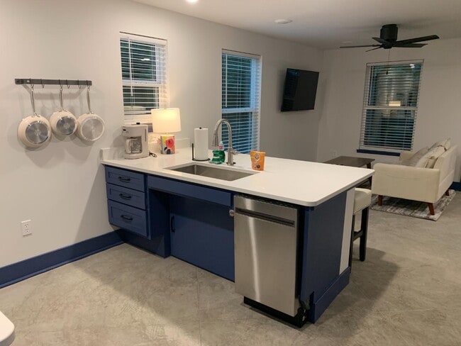 Building Photo - 805 W Ash St