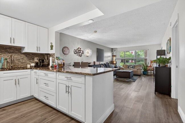 Building Photo - Bright & Spacious 1BR Retreat Near Beaches & Shopping
