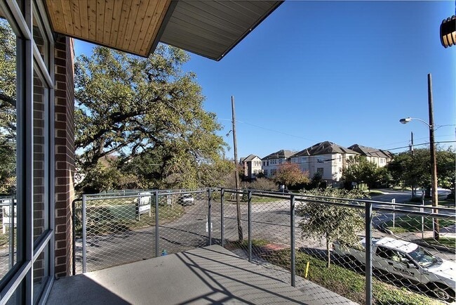 Building Photo - 2410 Waugh Dr