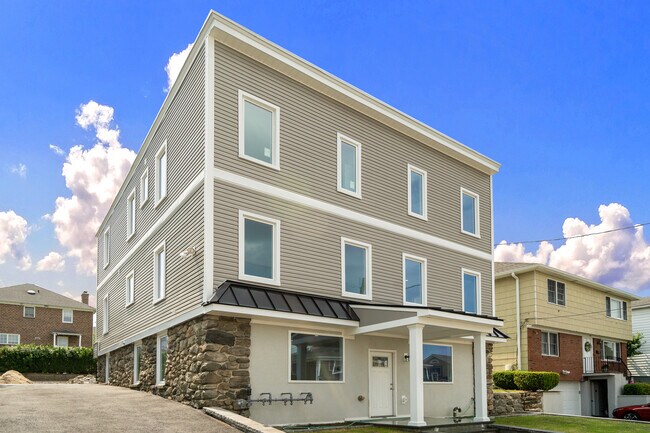 Building Photo - 172 Gainsborg Ave E