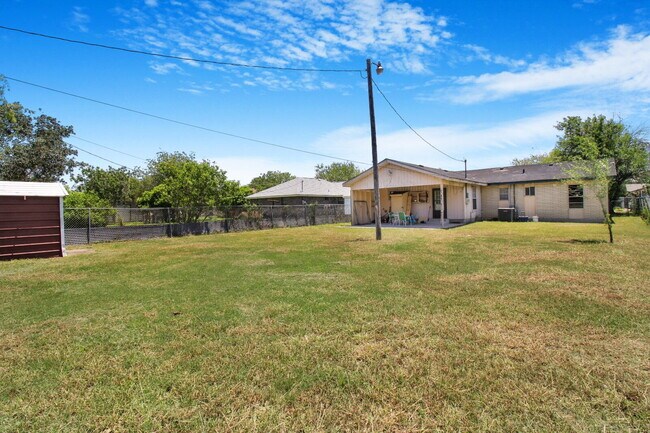 Foto del edificio - "Charming 3-Bedroom Retreat with 2 Baths in Mercedes - Spacious 1,519 Sq Ft!"