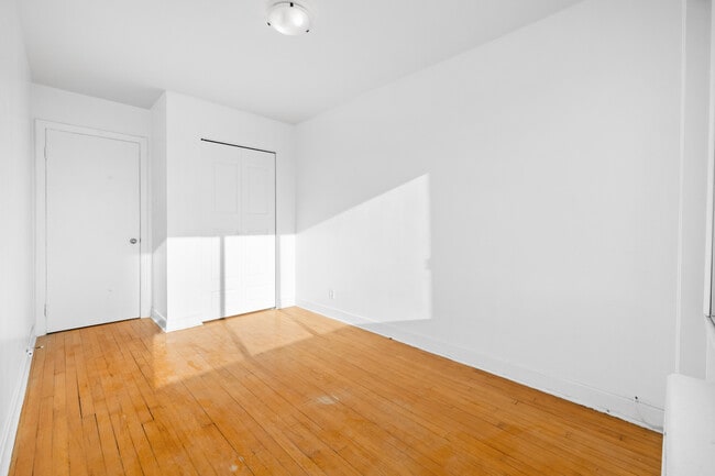 Building Photo - 4170 Av Kindersley