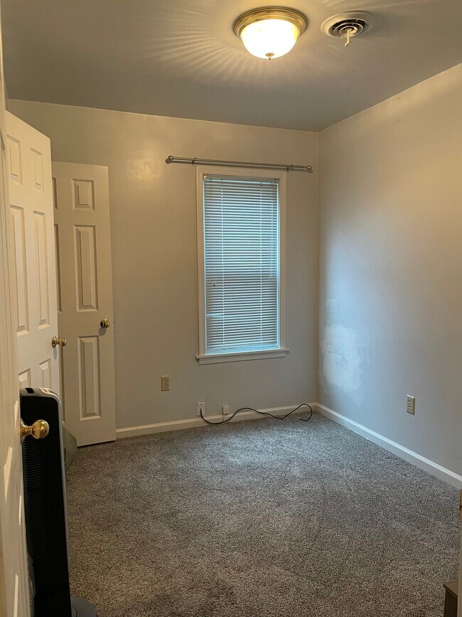 Bedroom with one closet - 1220 Grove St