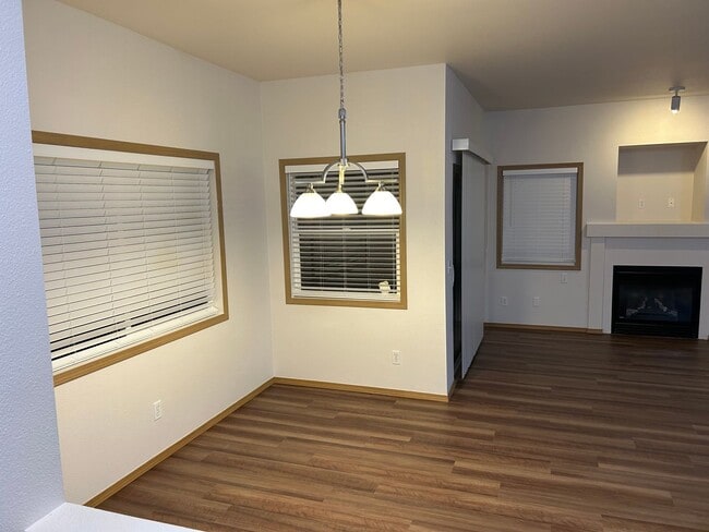 Foto del edificio - 3 Bed, 2 Bath Condo with in Cascade-Fairwood neighborhood of Renton, $2,925/month.