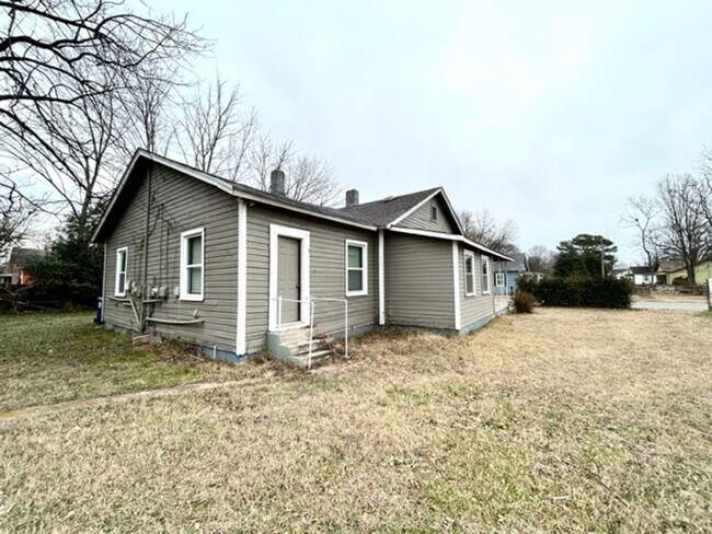 Building Photo - TWO BEDROOM / ONE BATH UNIT AVAILABLE NOW!