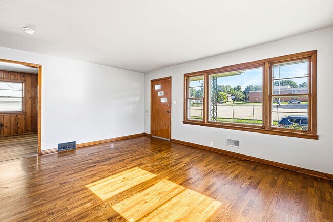 Foto del edificio - Updated 3-Bedroom Home with Attached Garage & Full Basement