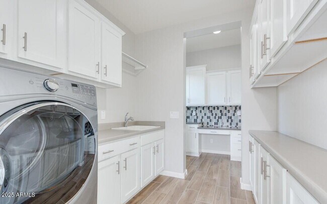 Foto del edificio - 4390 Noble Dr